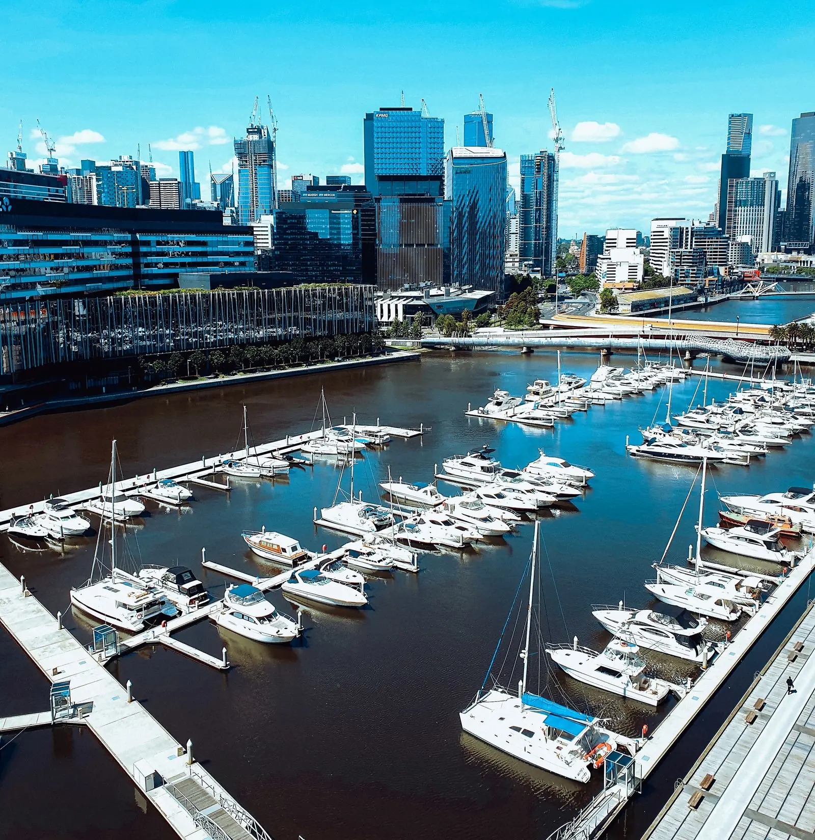 Marina mit Yachten vor moderner Business-Skyline – dein Kooperations-Hub im B2B-Ökosystem